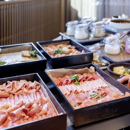 B'mine Frankfurt Airport Отель 4*